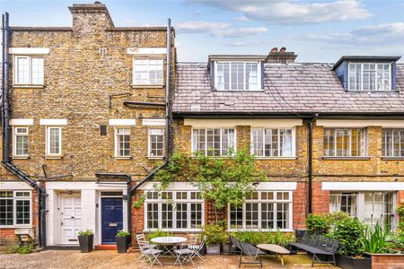 An impressive refurbished mews house with a private terrace and parking. - Photo 4