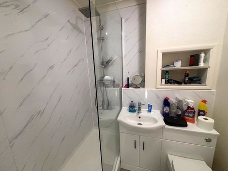 2 bedroom semi-detached bungalow to let - Photo 4