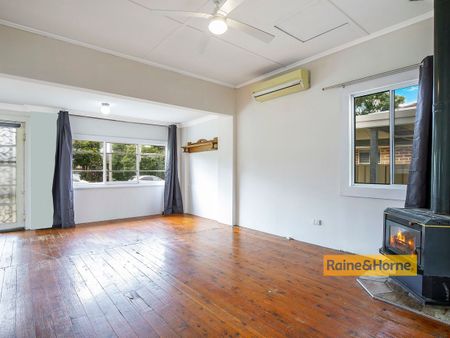 GREAT FAMILY HOME - Photo 2