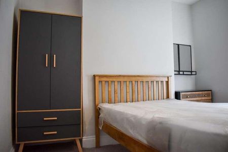 Thesiger Street - Bed, LN5 - Photo 3