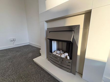 Holly Road, Aldershot, Hampshire, GU12 - Photo 2