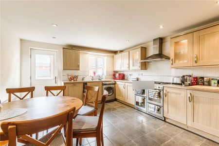 5 bedroom end of terrace house to rent - Photo 4