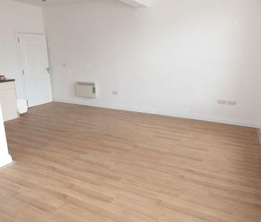 2 bedroom maisonette to rent - Photo 2