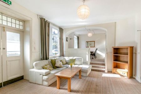 1 bedroom in a house share to rent - Photo 2