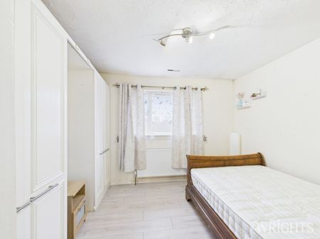 2 bedroom Mid Terraced House - Hatfield, Hertfordshire - Photo 4