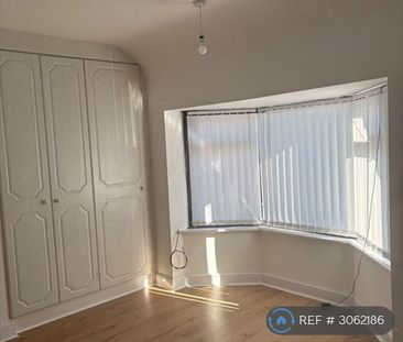 3 bedroom end of terrace house to rent - Photo 4