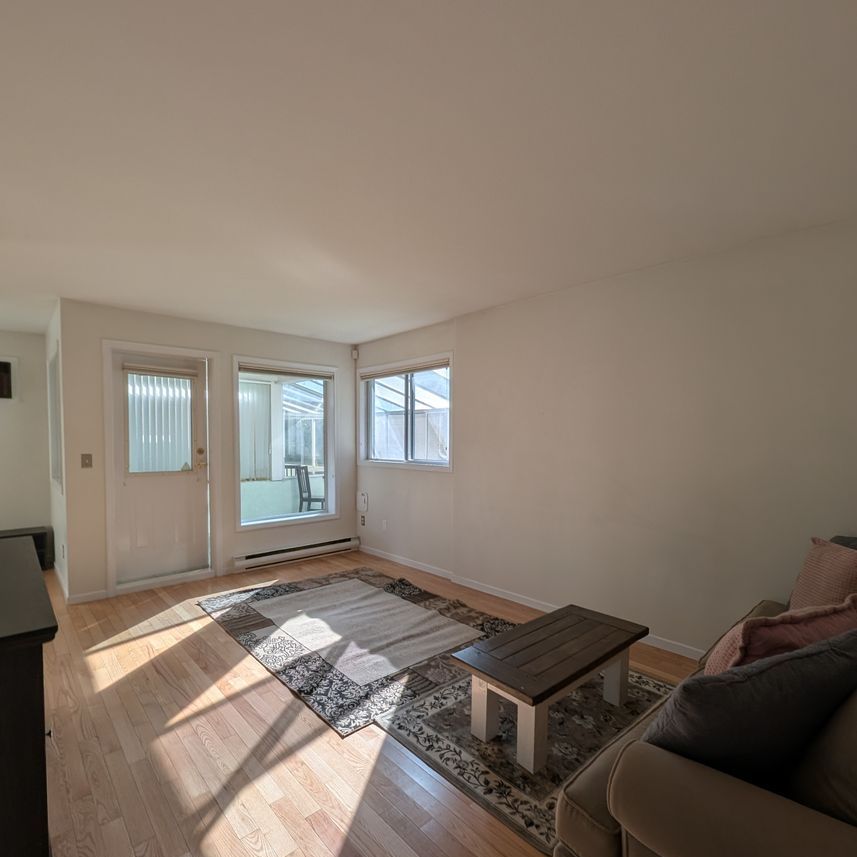 Spacious 2 bed/2 bath Downtown Kelowna - Photo 1