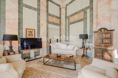 Prestigious apartment in an elegant historic villa - Photo 3