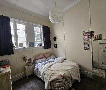 Spacious 6-Bedroom Family Home in Desirable Aro Valley, Wellington - Photo 3