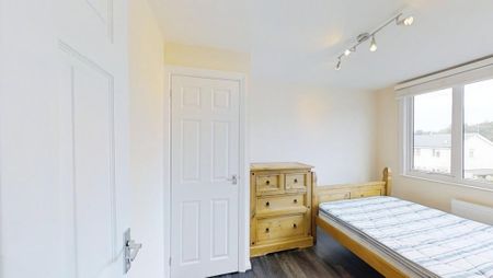 4 bedroom semi-detached house to rent - Photo 5