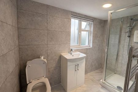 1 bedroom in a house share to rent - Photo 3