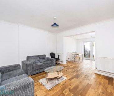 4 bedroom end of terrace house to rent - Photo 4