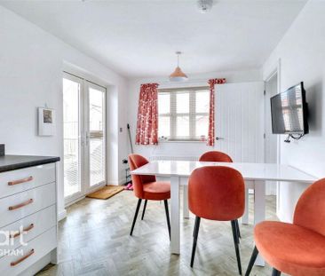 4 bedroom detached house to rent - Photo 4