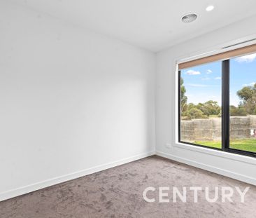 Luxurious Living in Endeavour Hills - Photo 3