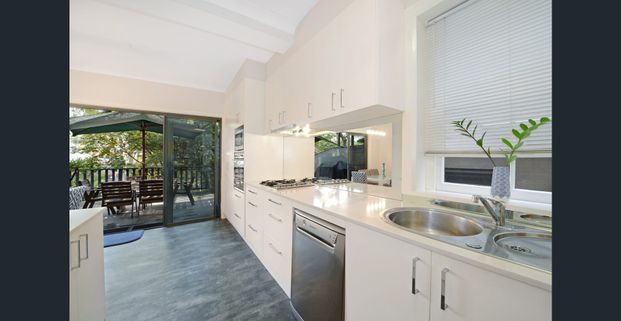 Private and Leafy lower duplex in quiet street - Photo 1