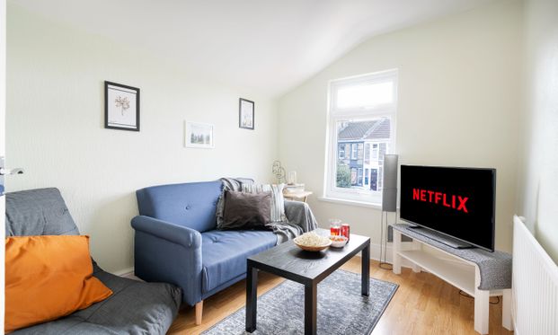 Beautiful 4 Bedroom Property Bedroom 3 - Photo 1