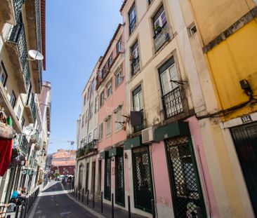 **Fantástico T1 no coração de Alfama com vista Rio para arrendamento** - Photo 4