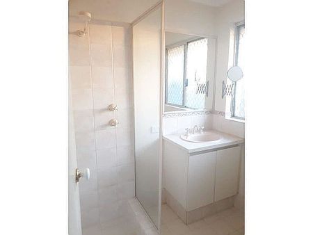 Large MASTER ROOM. Nice house. Free WIFI! Beautiful Double storey house. WALK TO ALL. - Photo 5