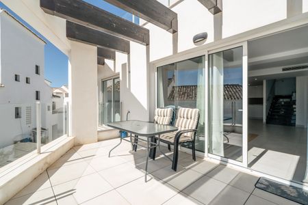 Duplex en alquiler en Altos de los Monteros, Marbella - Foto 5
