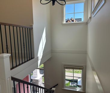 Charming Upper-Level 3-bedroom 2.5-bathroom Family Home - Photo 2