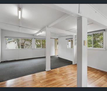 Charming 2 Bedroom Home Near the Waterfront - Photo 1
