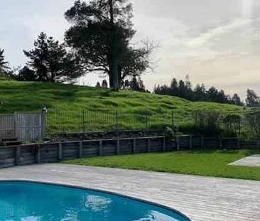 Spacious Family Home with Pool - Photo 2