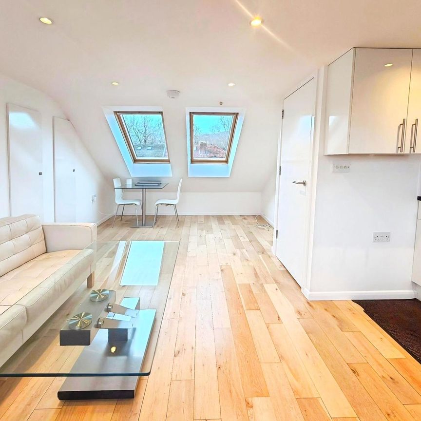 Jubilee Road, Perivale, Greenford, UB6 7HZ - Photo 1