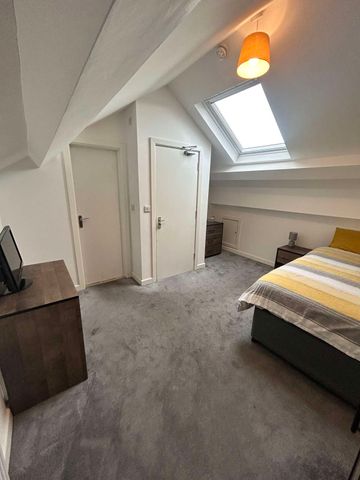 -19 Glebe Street Room 6 - Photo 2