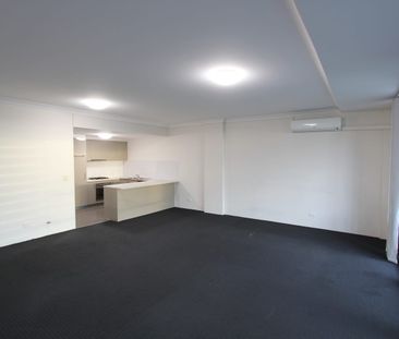 Three Bedroom Apartment - Excellent Location - Photo 2