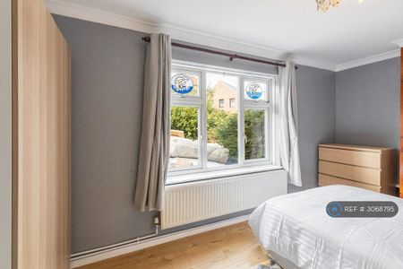 1 bedroom in a house share to rent - Photo 4