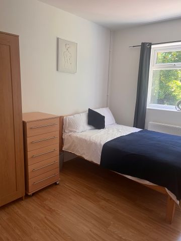 St Martins Road Room 1 - Photo 3