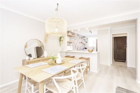 🏡 Elegant Hamptons-Inspired 3-Bedroom Townhouse in Claremont - Photo 2