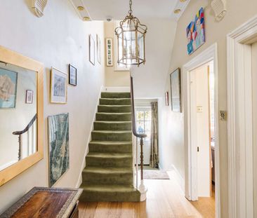 Elegant Grade II listed Georgian townhouse overlooking Lloyd Square. - Photo 4