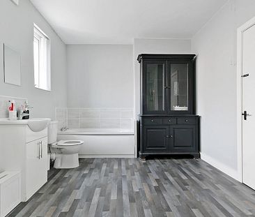 Fantastic 3 bedroom property with a HUGE bathroom! - Photo 5