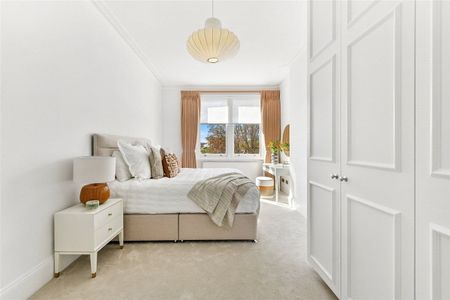 This bright and spacious apartment is situated on the top floor of this elegant Edwardian block with a lift and porter located within walking distance of Hyde Park and transport links. - Photo 4