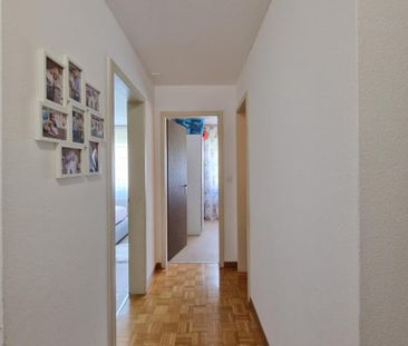 "Charmante 3-5 Zimmerwohnung mit Vorgarten an zentraler Lage" - Photo 3