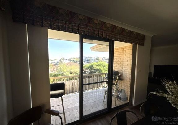 BEACH, CAFES & COASTAL LIVING AT YOUR DOORSTEP! HOME OPEN TUESDAY 25 AUGUST AT 11.00AM SHARP! - Photo 1