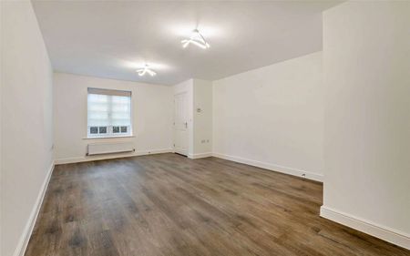 Three bedroom house with a driveway in a sought after village - Photo 3