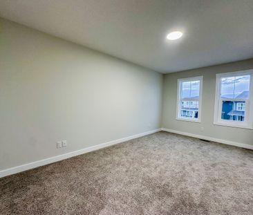 Never Lived In Family Home With Open Floor Plan & Upper Bonus Room ... - Photo 6