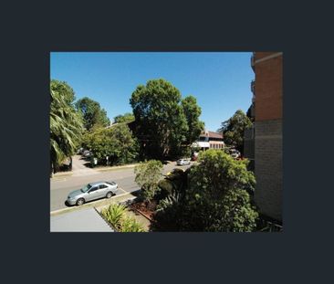 North West facing apartment with a park view - Photo 6