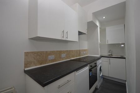 1 bedroom flat - Photo 2