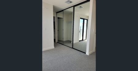 Low Maintenance Townhouse in great location. - Photo 4