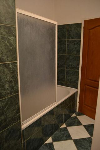 Location Appartement 4 pièces 82m² ROANNE 42300 - Photo 3
