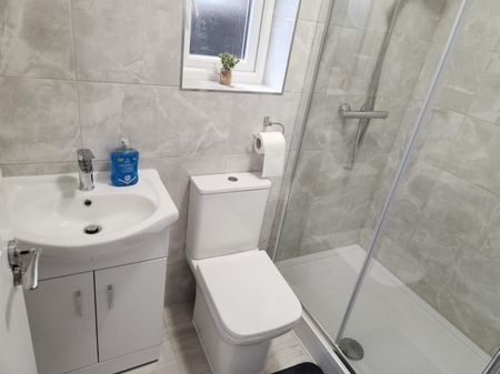 Studio To Let - Photo 5