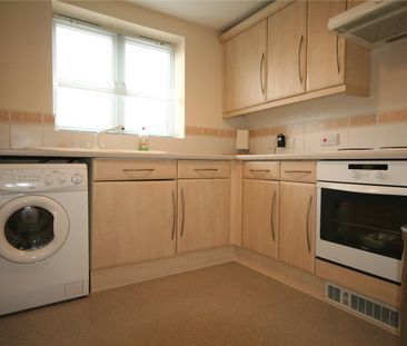Lloyd Close, - Photo 3