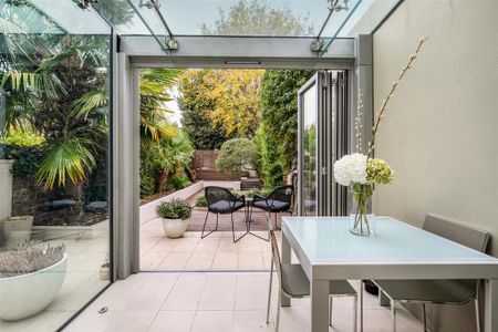 2 bedroom end of terrace house to rent - Photo 2