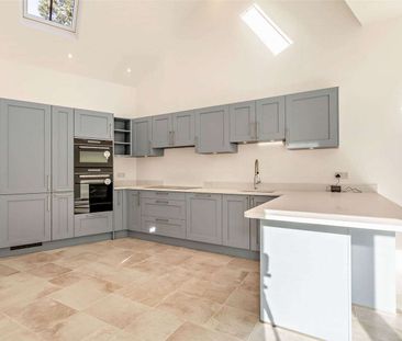 Three bedroom stable in a popular village location - Photo 5