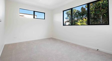 Brand new 4 bedroom + 2 bathroom in Hobsovile ... - Photo 4