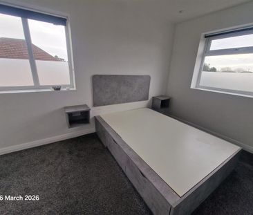 Flat , Kingsmead Drive, Leeds - Photo 2