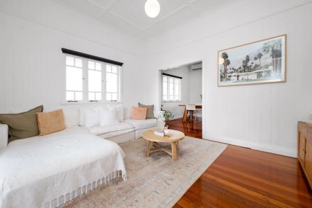 Charming Queenslander Living Opposite Parkland – Walk to schools, shops & public transport - Photo 2